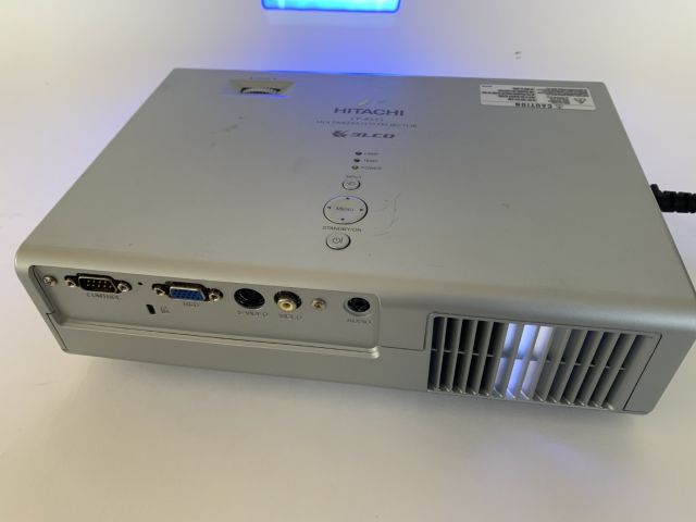 711908-9 Hitachi CP-RS55 projector