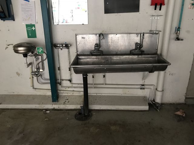 803619-1 Sink, eye shower, fire blanket, fire extinguisher