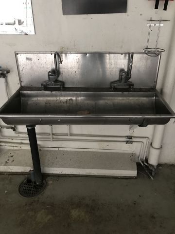 803619-2 Sink, eye shower, fire blanket, fire extinguisher