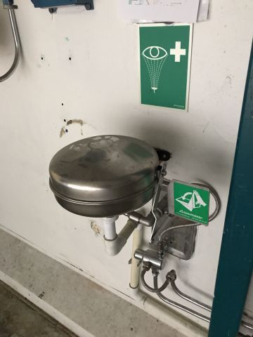 803619-3 Sink, eye shower, fire blanket, fire extinguisher