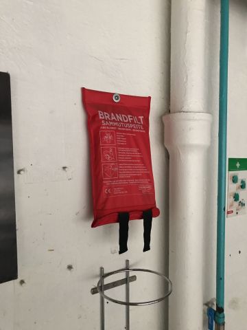 803619-5 Sink, eye shower, fire blanket, fire extinguisher