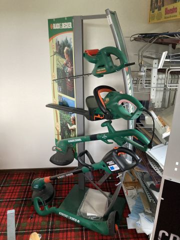 814545-1 Black & Decker 2 hedge trimmers 3 trimmers