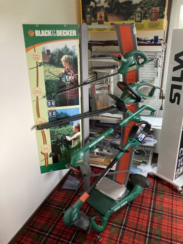 814545-2 Black & Decker 2 hedge trimmers 3 trimmers