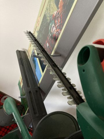 814545-5 Black & Decker 2 hedge trimmers 3 trimmers