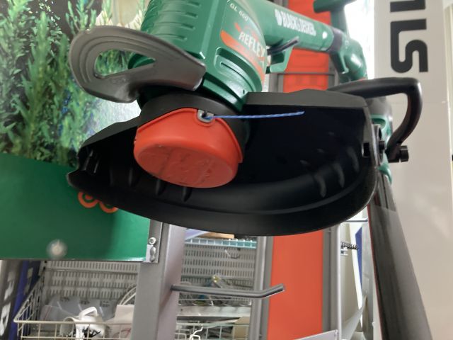 814545-8 Black & Decker 2 hedge trimmers 3 trimmers