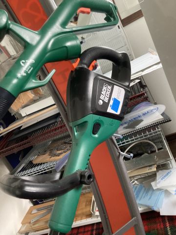 814545-10 Black & Decker 2 hedge trimmers 3 trimmers