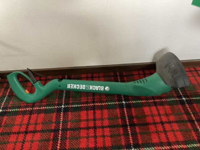 814545-11 Black & Decker 2 hedge trimmers 3 trimmers