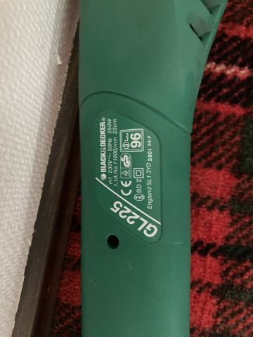 814545-12 Black & Decker 2 hedge trimmers 3 trimmers