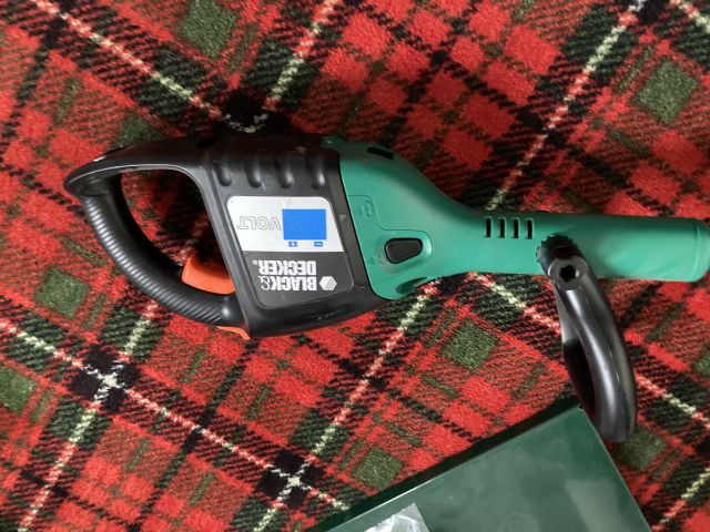 814545-15 Black & Decker 2 hedge trimmers 3 trimmers