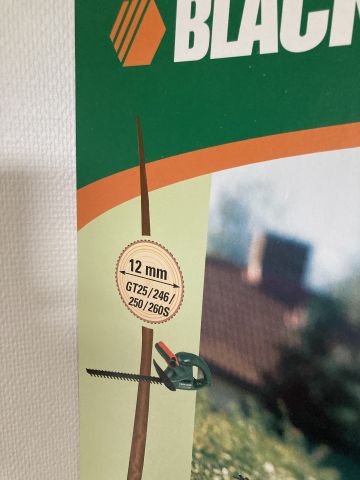 814545-18 Black & Decker 2 hedge trimmers 3 trimmers