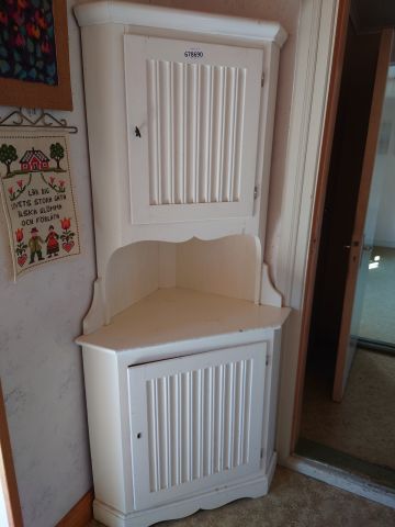 678690-1 Vitt hörnskåp med byrå, arbetsbord och stol