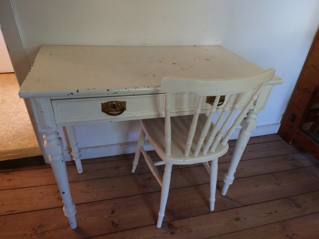 678690-3 Vitt hörnskåp med byrå, arbetsbord och stol