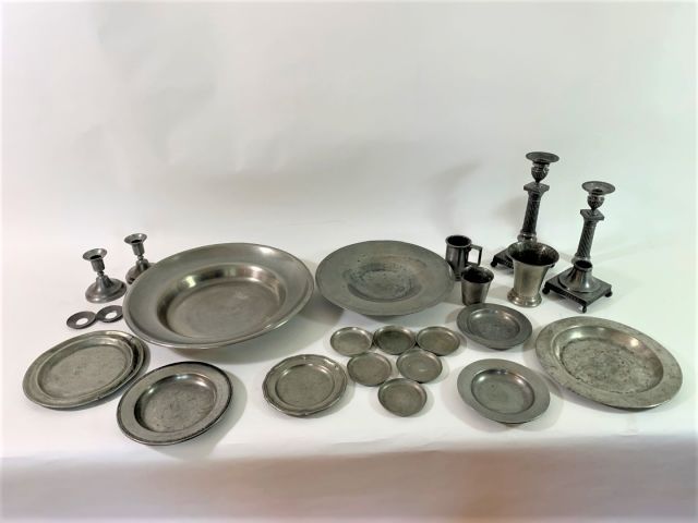 712004-1 Collection of pewter objects