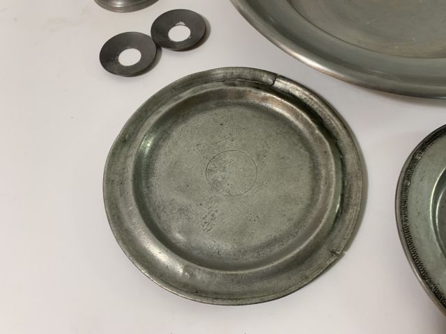 712004-2 Collection of pewter objects