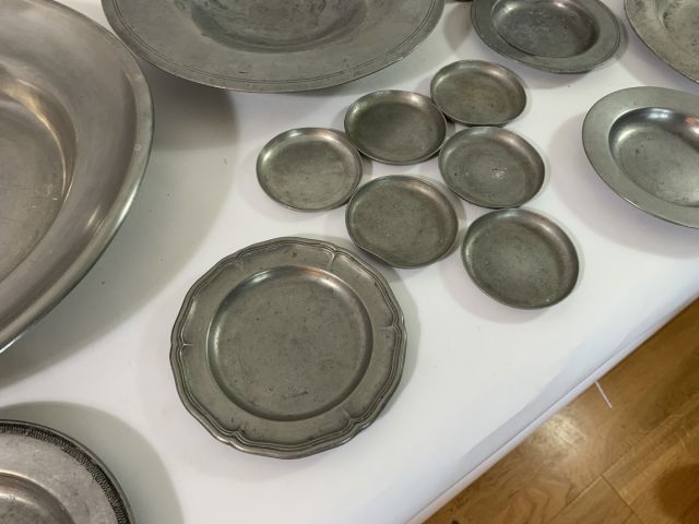 712004-4 Collection of pewter objects