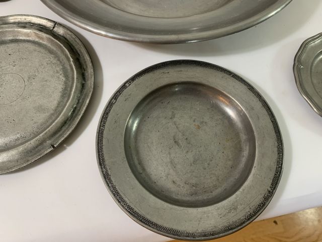 712004-3 Collection of pewter objects