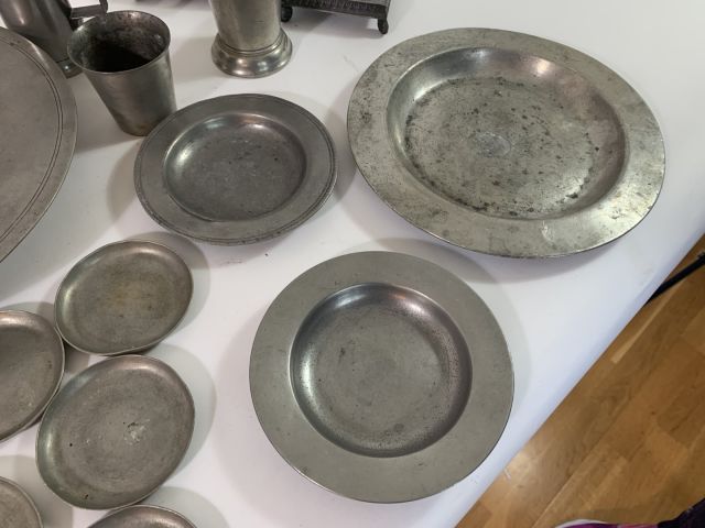 712004-5 Collection of pewter objects