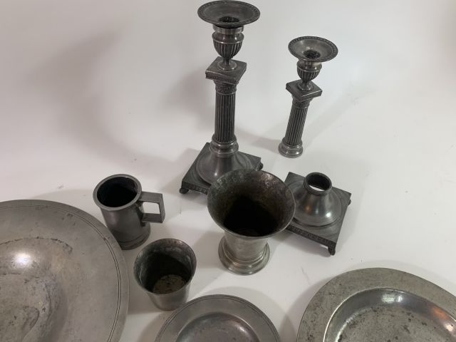 712004-6 Collection of pewter objects