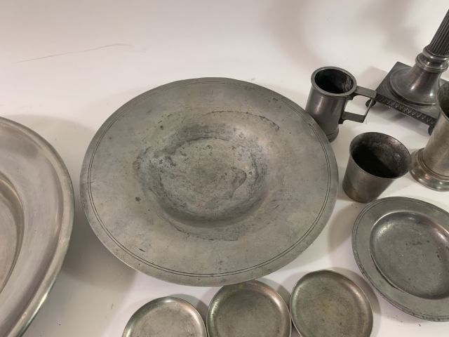 712004-7 Collection of pewter objects