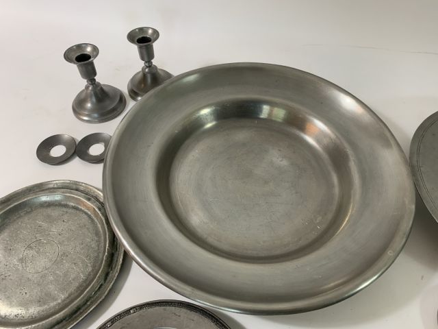 712004-8 Collection of pewter objects