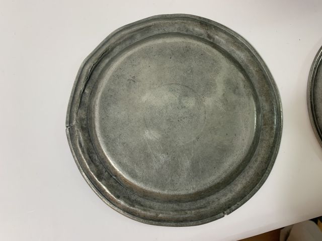 712004-9 Collection of pewter objects