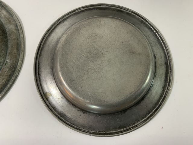 712004-10 Collection of pewter objects