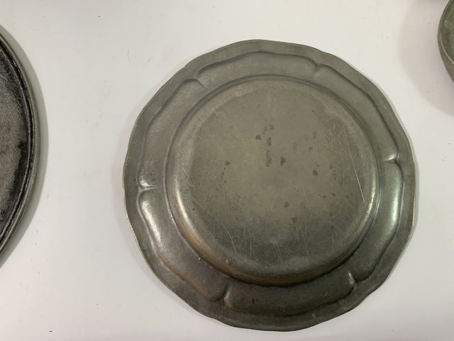 712004-11 Collection of pewter objects