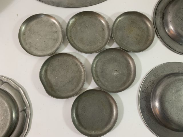 712004-14 Collection of pewter objects