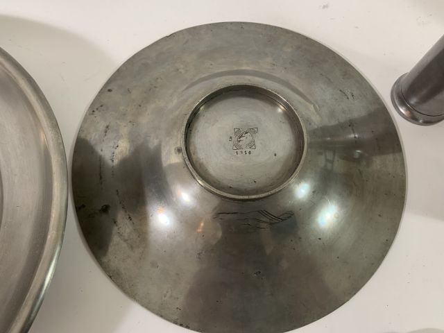 712004-15 Collection of pewter objects