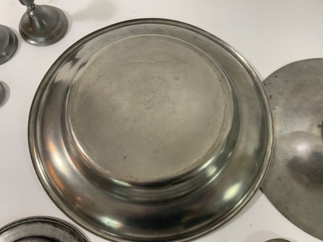 712004-17 Collection of pewter objects