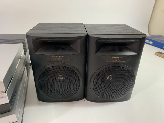 712018-4 Pioneer sound system