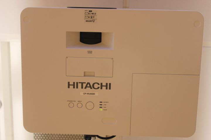812241-4 Hitachi Projector LCD CP-WU5500 incl Screen