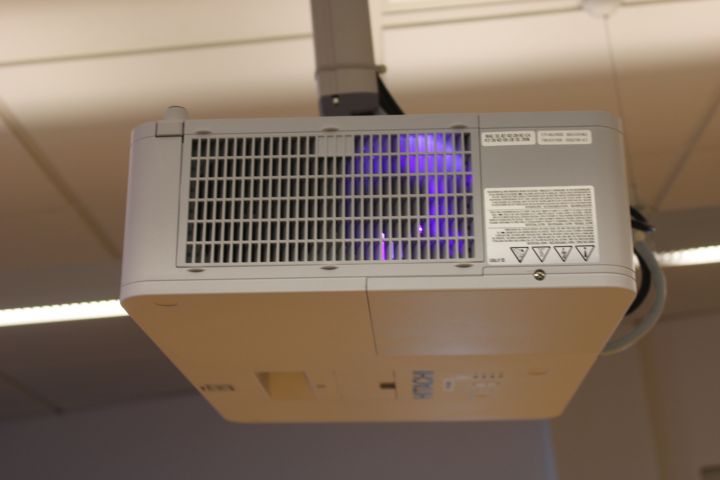 812241-3 Hitachi Projector LCD CP-WU5500 incl Screen