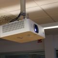 812241-2 Hitachi Projector LCD CP-WU5500 incl Screen