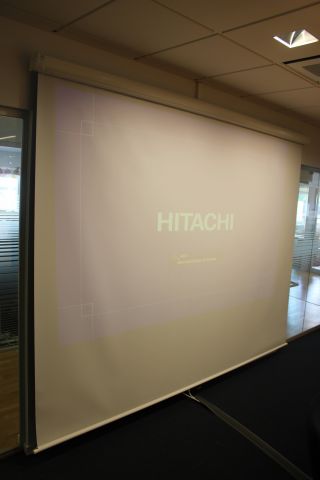 812241-10 Hitachi Projector LCD CP-WU5500 incl Screen