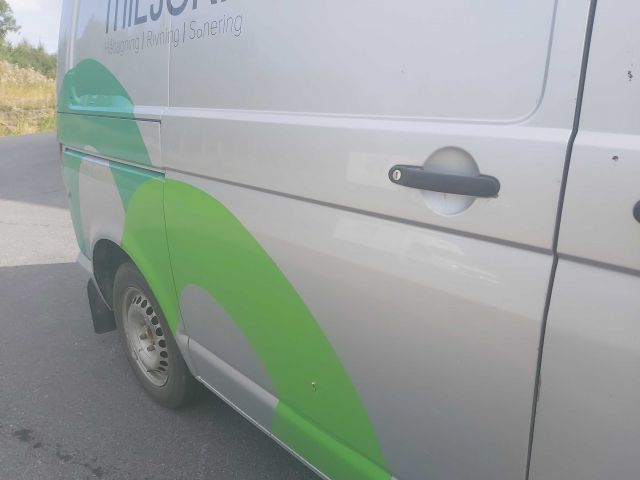 753930-31 VW Transporter T5 2.0 TDI  DNG091 -10