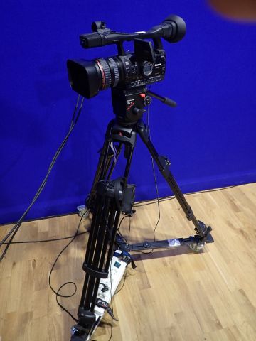 825325-4 Canon XHA1 S film camera