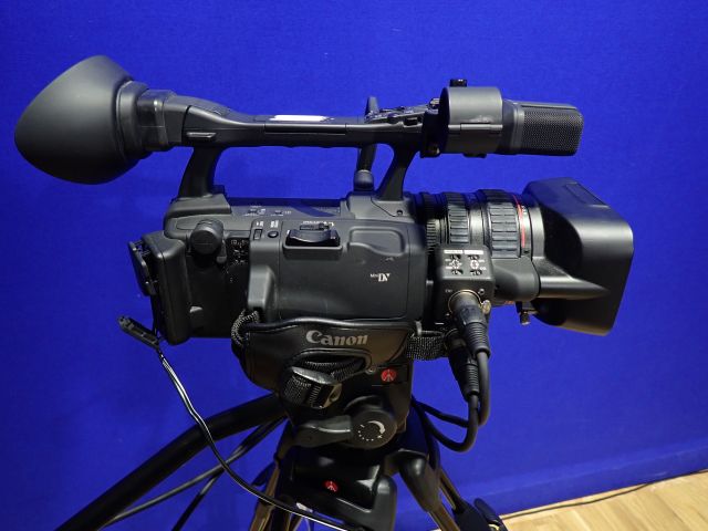 825325-5 Canon XHA1 S film camera