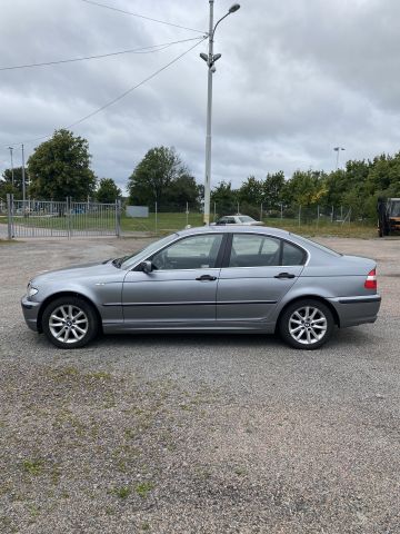 826570-8 BMW 318i sedan - 2004