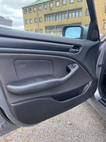 826570-23 BMW 318i sedan - 2004