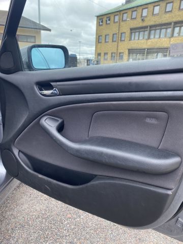 826570-24 BMW 318i sedan - 2004