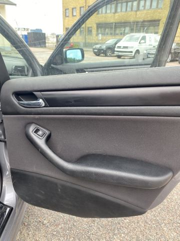 826570-25 BMW 318i sedan - 2004