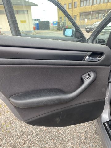 826570-26 BMW 318i sedan - 2004