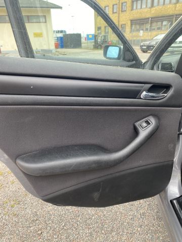 826570-27 BMW 318i sedan - 2004