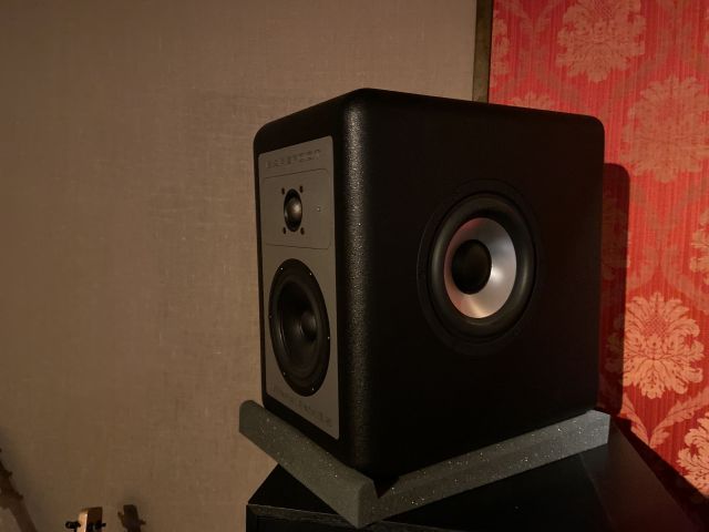 808223-3 2 monitors, Barefoot Micromain 35