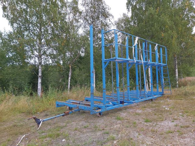 753985-1 Wall panel van with swivel castors