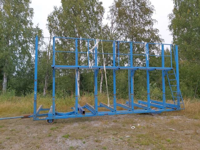 753985-2 Wall panel van with swivel castors