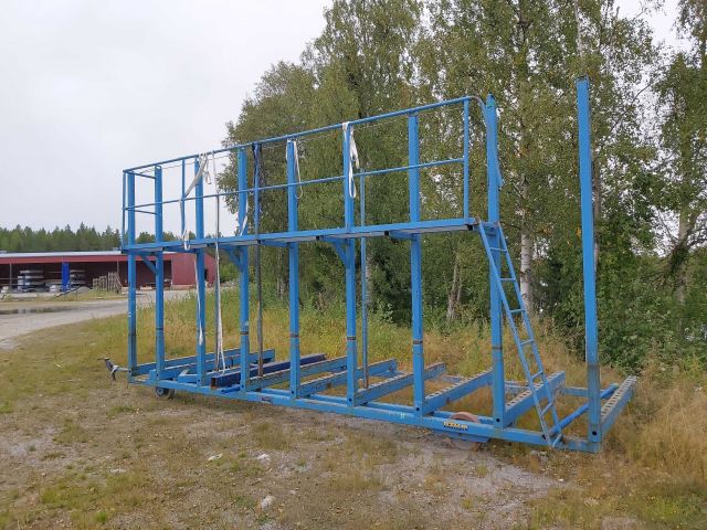 753985-3 Wall panel van with swivel castors