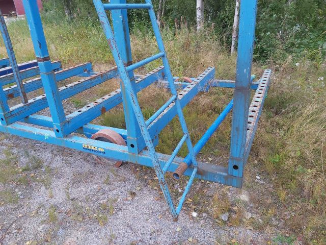 753985-4 Wall panel van with swivel castors