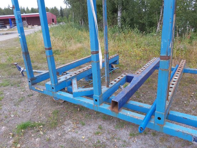 753985-5 Wall panel van with swivel castors